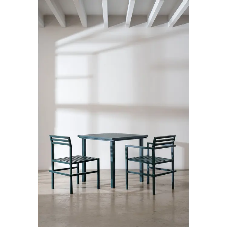 19 Outdoors - Dining Table